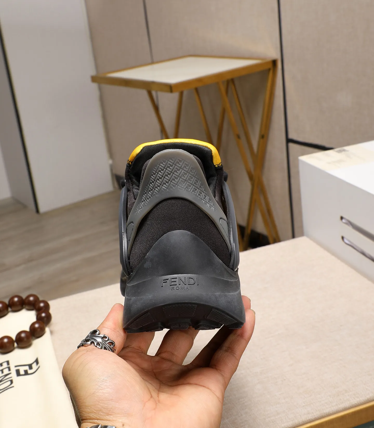 Men's Men's Shoes 💰800 Fendi Fendi's latest Tag series of men's casual mesh sports running shoes, originally purchased and developed, this Tag sneaker is a one-leg sneaker, made of black high-tech mesh material with gray neoprene details. Oversized FENDI lettering on the side and translucent rubber details. Light and flexible rubber running shoe soles, beautifully packaged at the delivery counter, customized breathable lining, original molded foam rubber outsole, sole thickness: 3.5CM! Size: 40-44 (customized at 39.45.46)